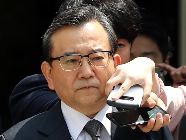 <strong>김학의</strong>, 오열하며 '별장 출입' 부인…"집사람도 안 믿는다"
