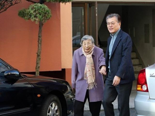 '고난의 삶' 강한옥 여사, 文<strong>대통령</strong>의 교본이자 버팀목