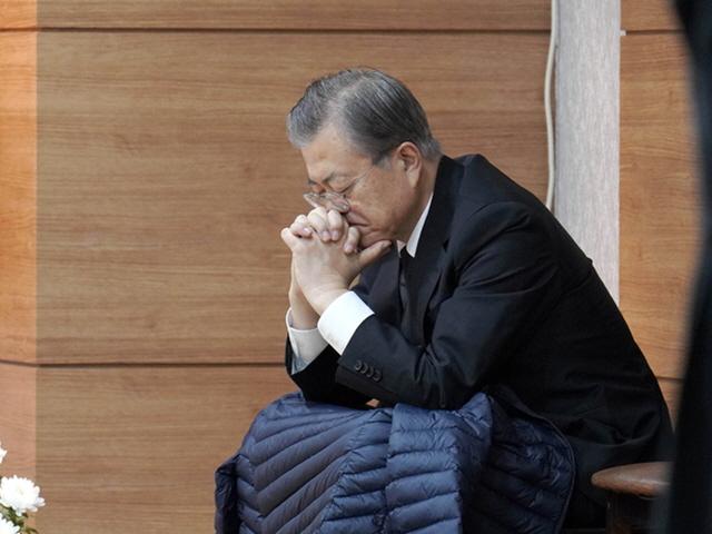 총리 조화, 장관 조문도 사양…절제된 文대통령 모친상