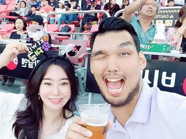 <strong>하승진</strong> 미모의 아내 김화영 누구?…키 차이 54cm·뷰티숍 CEO