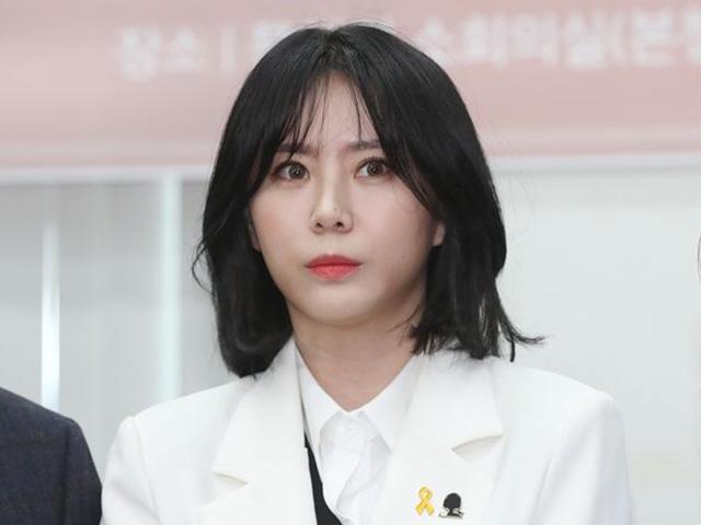 윤지오는 어쩌다 ‘<strong>국민</strong> 영웅’에서 ‘적색수배자’가 됐나