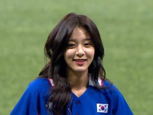 <strong>이승엽</strong>도 인정한 '시구여신' 설인아의 개념 시구