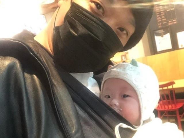 '♥별' <strong>하하</strong>, 셋째 <strong>딸</strong> 송이 안고 행복한 아빠.."난 이게 좋아여"