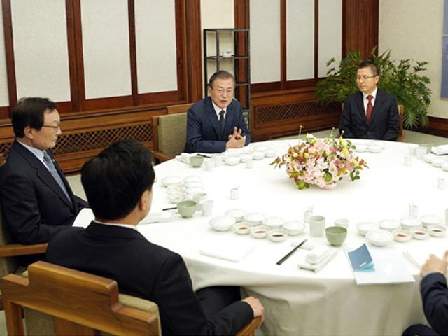 孫 "정치 그렇게 하면 안돼"에 黃 "그렇게라니"…文 면전 고성