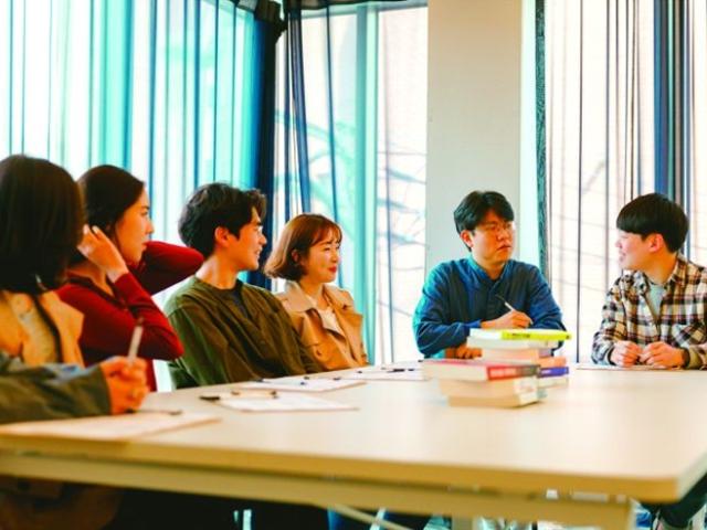 책도 읽지 않는 시대에 '<strong>독서</strong>모임'으로 돈을 번다고?