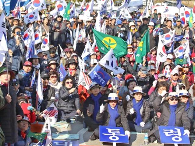 항공기 이착륙도 금지인데…수능장 인근서 태극기부대 행진