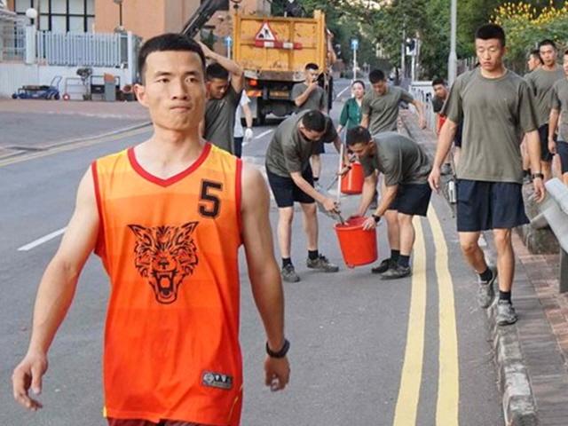 "홍콩 거리 청소한 빗자루 부대, 정체는 中최강 대테러 부대"