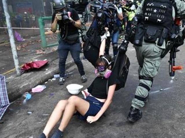 홍콩 경찰, 시위대 '최후 보루' 이공대 진입…400명 넘게 체포(종합3보)