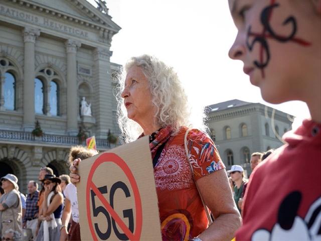 잘 때 와이파이 끄는 스위스인들 “5G 도입은 <strong>인권</strong>침해 범죄”