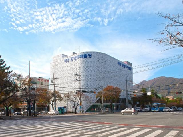 진해 도심 남해의 물결을 모티브로 지어진 타공<strong>패턴</strong>의 석동공영주차빌딩
