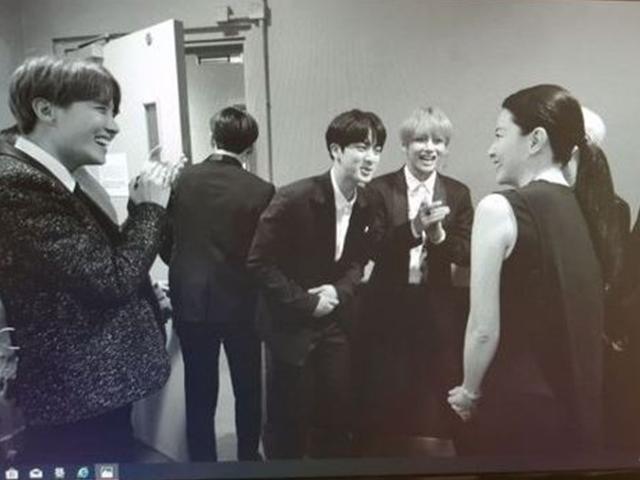 '아미' 이영애, PC 배경화면서 'BTS와 <strong>블랙</strong><strong>드레스</strong> 입고 친교'