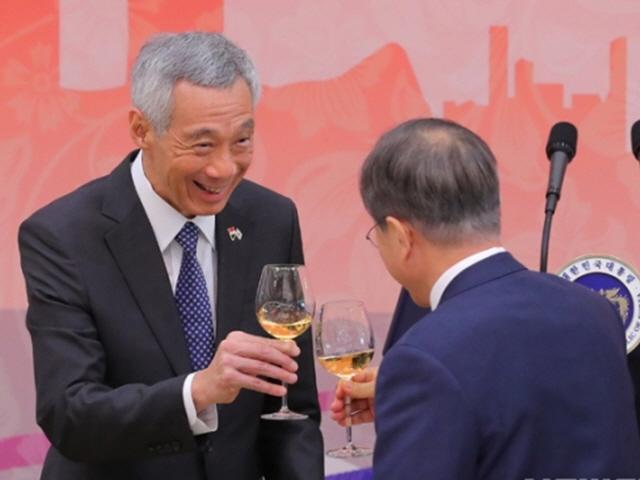 문대통령에 "형님"…아세안 정상들 유머에 폭소 터졌다