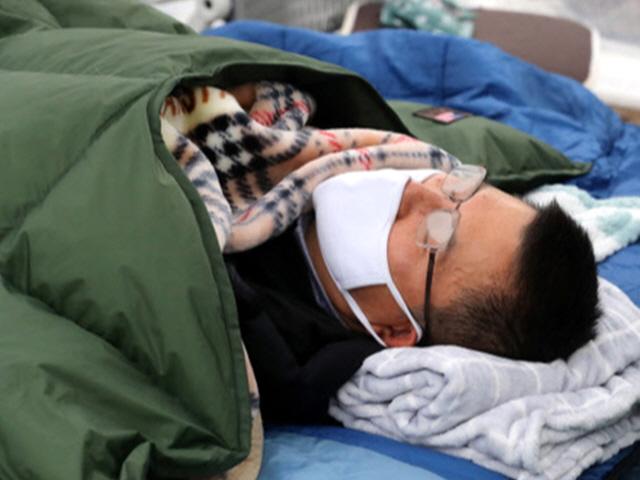 국회에서 청와대까지 간 ‘<strong>황교안</strong> 텐트’… “형평성 문제” vs “인권변호사 맞나” 논란