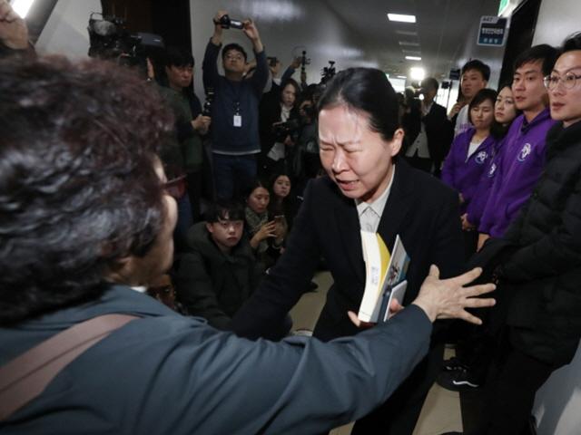 "왜 이러세요" <strong>시민</strong> 뿌리친 권은희 해명, "무시해서가 아니라.."