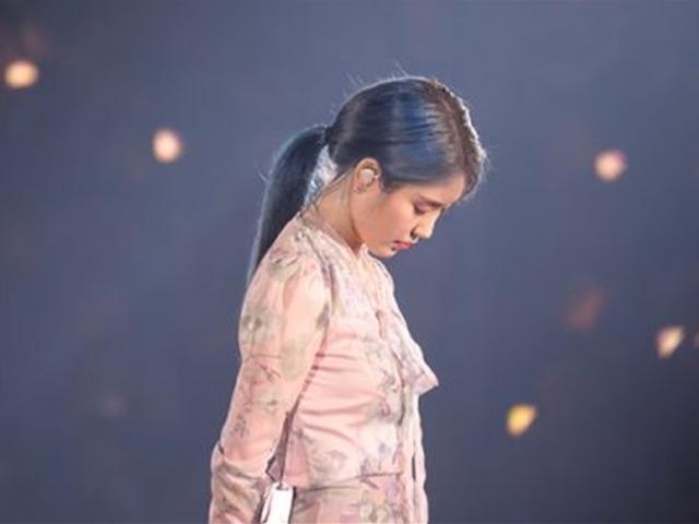<strong>아이유</strong> 콘서트: 슬픈 위로로 가득했던 앙코르