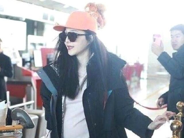 "고열량 음식 섭취" 판빙빙, 공항서 불룩 배 포착에 때아닌 '임신설'