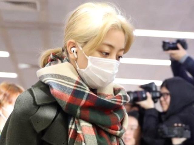 트와이스 <strong>지효</strong>, 입국 도중 팬들과 충돌… 부상입고 '눈물'