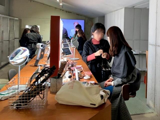 "화장품은 안 팔아요" 체험 매장된 자동차 <strong>정비소</strong>, 매일 500명 찾는 명소로
