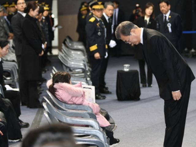 마지막 운구까지 떠날때까지…文대통령, 어린 유가족 손잡고 위로