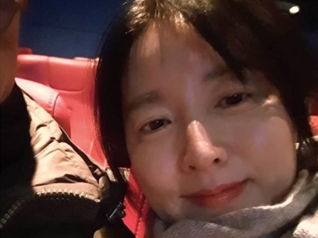 이영애, ♥남편과 영화 데이트 인증샷 “신랑과 ‘<strong>나를 찾아줘</strong>’ 보러왔어요”