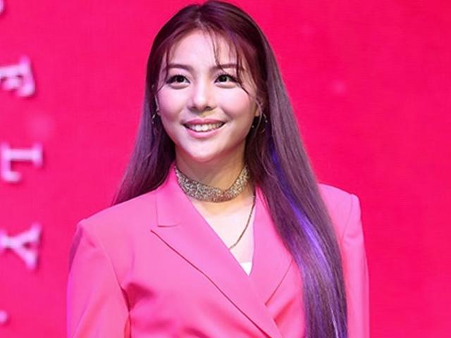 <strong>에일리</strong> 한달수입 “반려견 세 마리 유기농 사료 사줄 수 있는 정도”(라디오쇼)