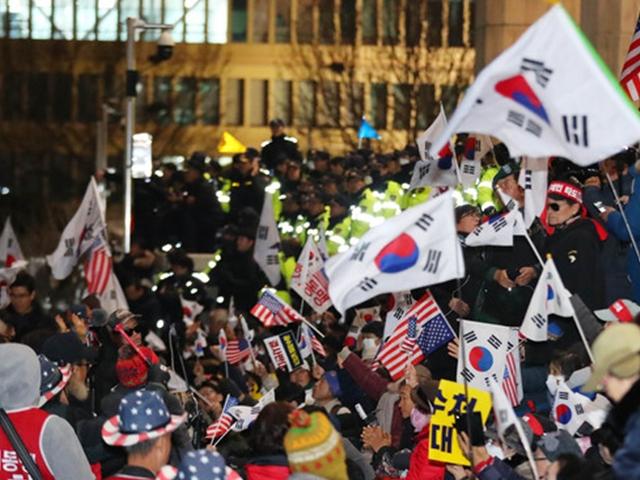 태극기 부대, <strong>국회</strong> 난입해 아수라장…9시간 만에 해산