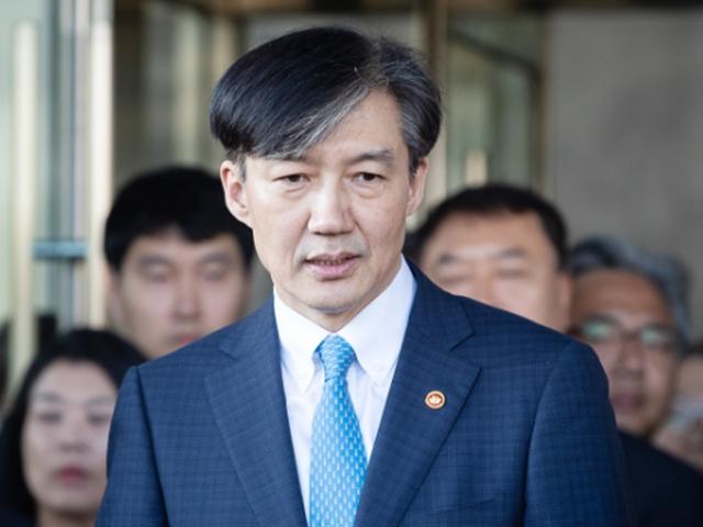<strong>조국</strong> ‘정무적 최종책임’ 의미는…”법적책임 아닌 정치행위”