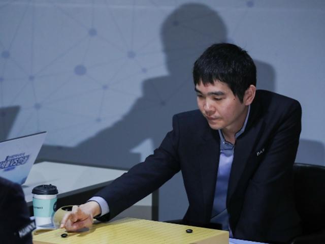<strong>AI</strong> ‘한돌’의 어이없는 실수…이세돌 9단, 첫판 ‘불계승’