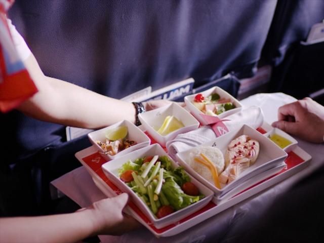 기내식이 맛없게 느껴지는 이유는