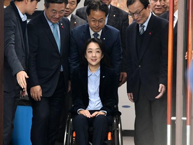 민주당 <strong>인재</strong><strong>영입</strong> 1호 최혜영 교수 "사람을 잇는 정치인 되겠다"