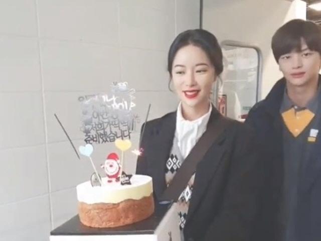 "별도 입장 無"..<strong>황정음</strong>, 달라진 분위기에 성형설까지 3일째 관심집중