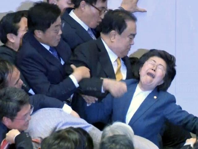 이은재 의원, 팔꿈치 가격 후 "이거 성추행이야"...헐리웃 <strong>액션</strong>?