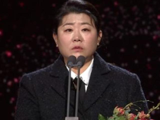 'KBS 연기대상' 이정은 우수상 수상에 <strong>라미란</strong> 오열