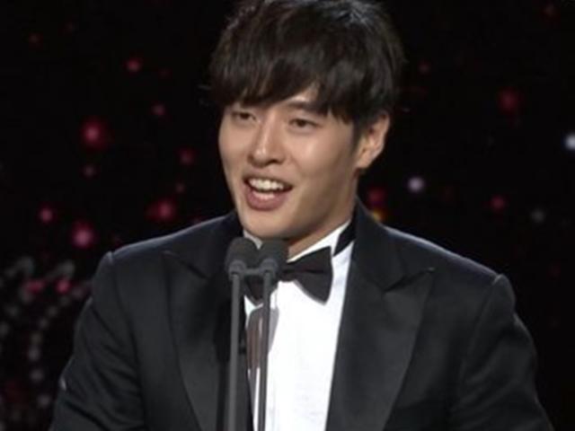 <strong>강하늘</strong>, 남자 최우수상 포함 3관왕…"좋은 사람 될 것" [2019 KBS 연기대상]