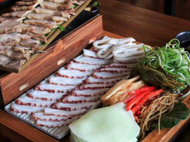 남다른 바다의 풍미! 쫄깃하고 담백한 문어삼합 <strong>맛집</strong>