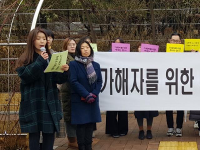 ‘<strong>무용</strong>계 첫 미투’ 제자 성추행한 유명 무용가, 1심서 징역 2년 법정 구속