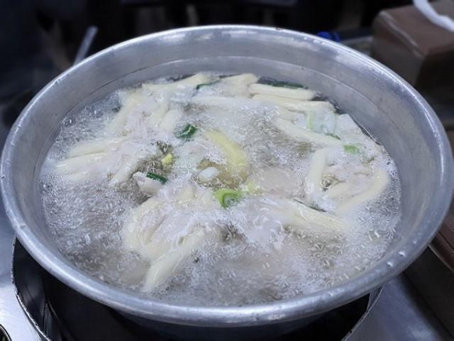 보글보글 끓는 탕에 풍덩 빠진 닭