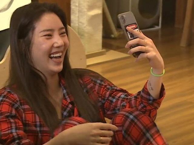 "왜 안 맞는 거 끼고 다녀…" 뜻밖에 화제 된 <strong>손담비</strong> 폰케이스 '폭소'