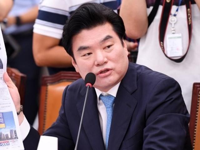 '불법 정치자금' 원유철 1심 징역 10월....법정구속은 면해
