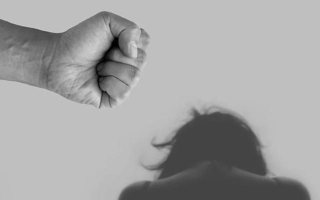 "법대로 해라" 배드파더의 폭행…동행 기자 '전치 6주'