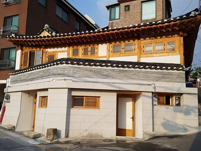 대청에 오른 유럽 가구… 30대 신혼 <strong>부부</strong>의 ‘하이브리드’ 한옥