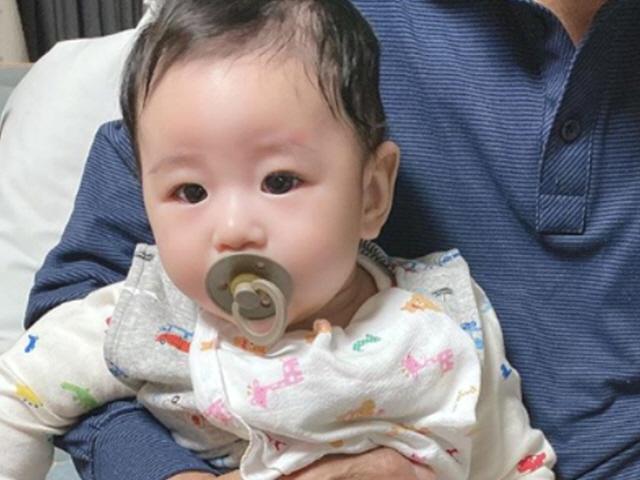 "옹알이→뒤집기 성공♥" <strong>장신영</strong>, 완성형 비주얼 아들의 육아일기