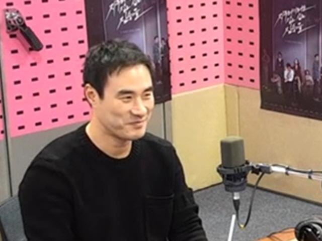 '씨네타운' 배성우가 밝힌 #동생 <strong>배성재</strong> #공항패션 #지푸라기