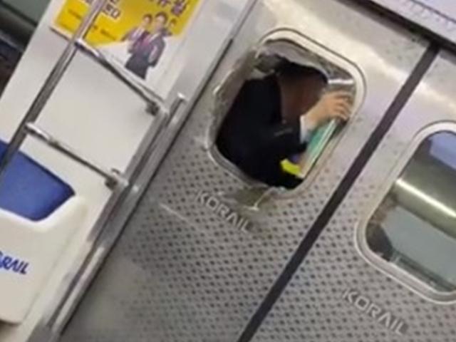 술 취해 출근길 지하철 창문 깨트린 남성…경찰 입건