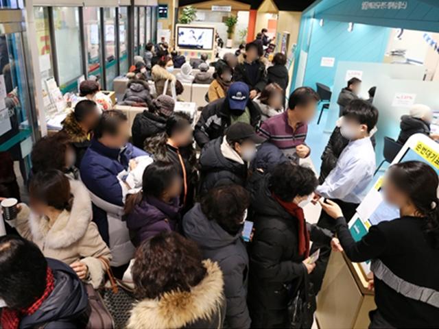 "이 불황에 이자 8만원이 어디냐" 은행이 미어터졌다