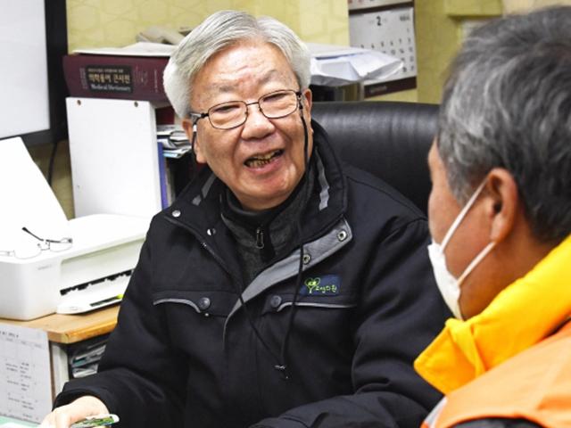 쪽방촌 백발 의사 “교수 때보다 감사할 일 더 많아요”