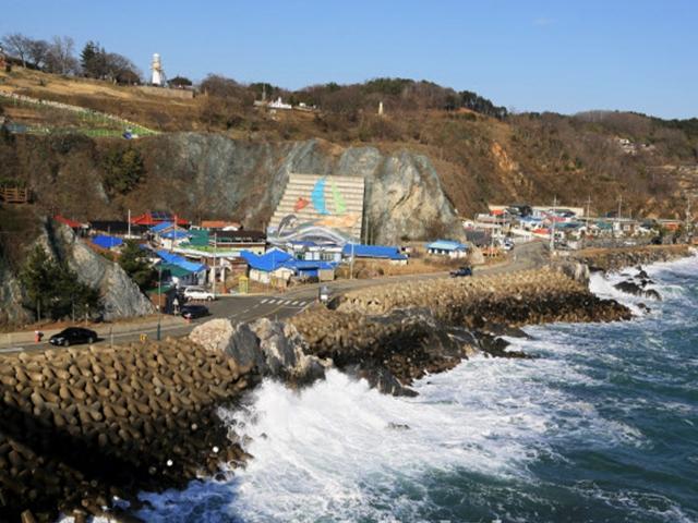 바닷바람 맞으며 드라이브… 동해서 이른 봄을 맞다