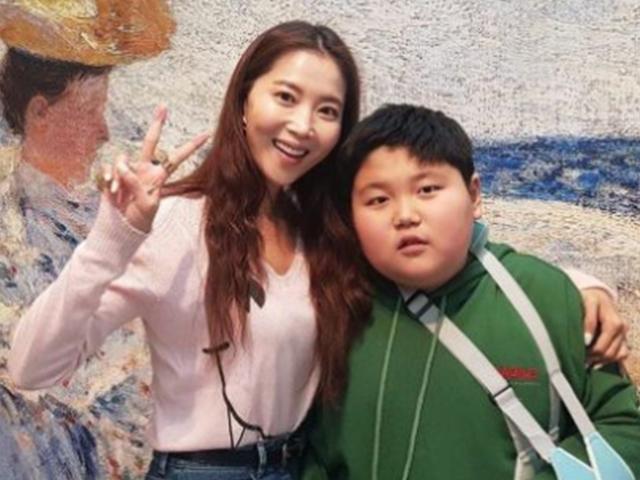 <strong>오윤아</strong>, 깁스한 <strong>아들</strong>과 전시회 데이트..고명환♡임지은도 찰칵