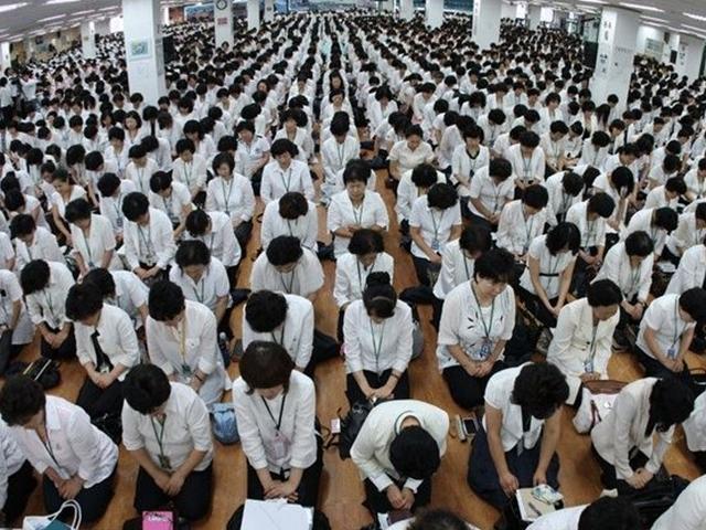 오밀조밀 모여 앉아 1시간 이상 독특한 예배방식… 확진자 15명 신천지대구교회