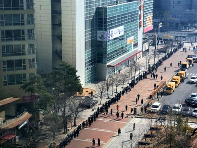 마트 <strong>사재기</strong> 전쟁터라고?… “가짜뉴스로 대구 괴롭히지 마이소”